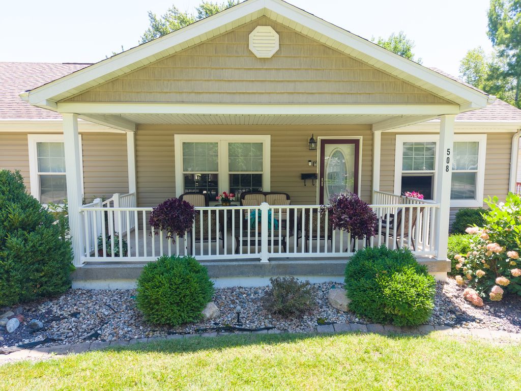 Image 3 of property listing at 508 INDIANA Avenue, Salem, IL 62881