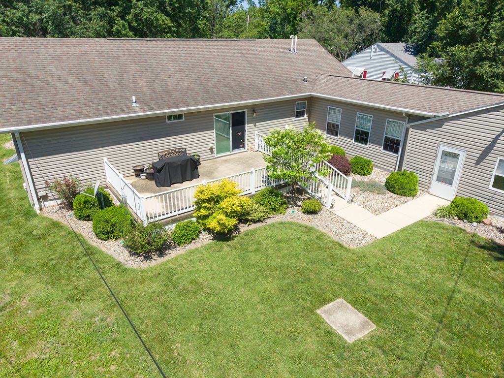 Image 28 of property listing at 508 INDIANA Avenue, Salem, IL 62881