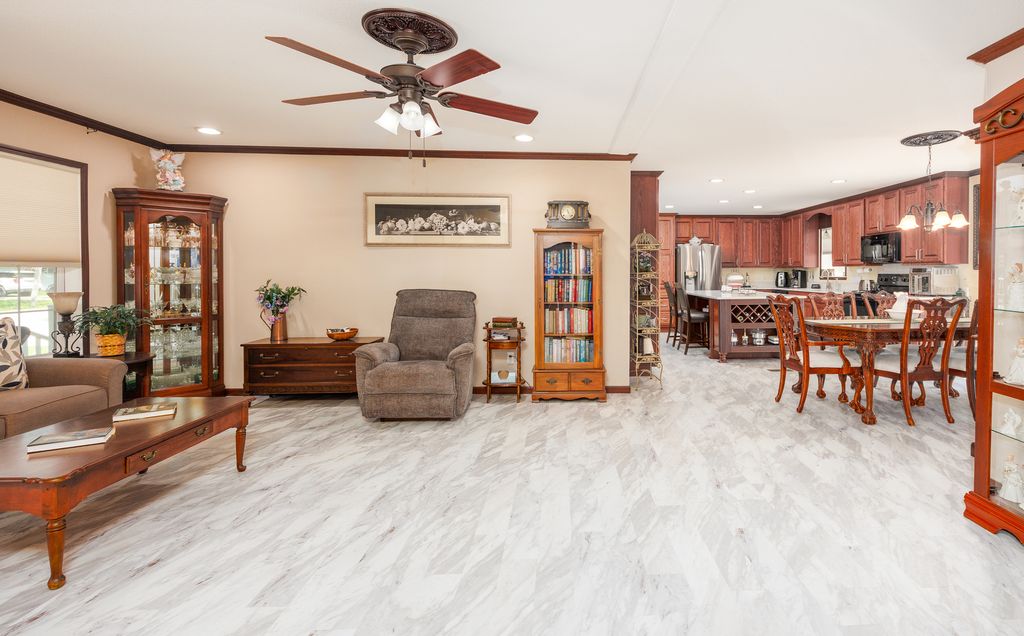 Image 4 of property listing at 508 INDIANA Avenue, Salem, IL 62881