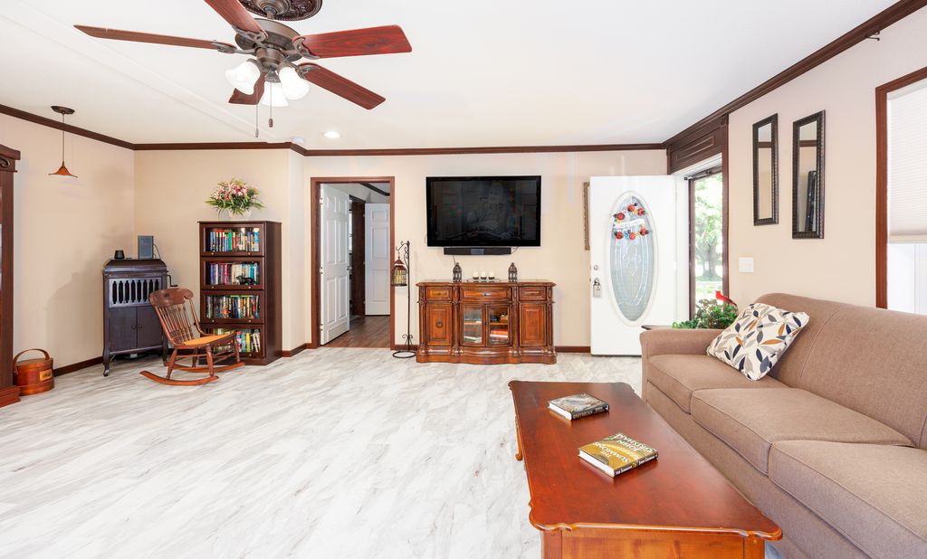 Image 6 of property listing at 508 INDIANA Avenue, Salem, IL 62881