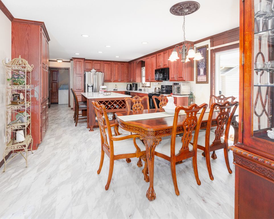 Image 7 of property listing at 508 INDIANA Avenue, Salem, IL 62881