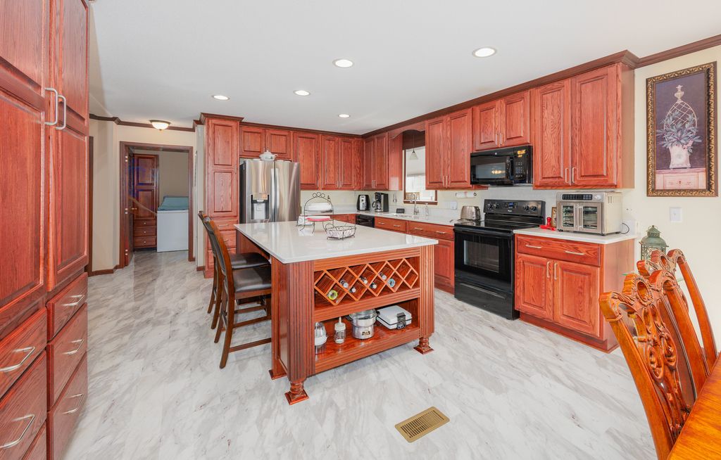 Image 8 of property listing at 508 INDIANA Avenue, Salem, IL 62881