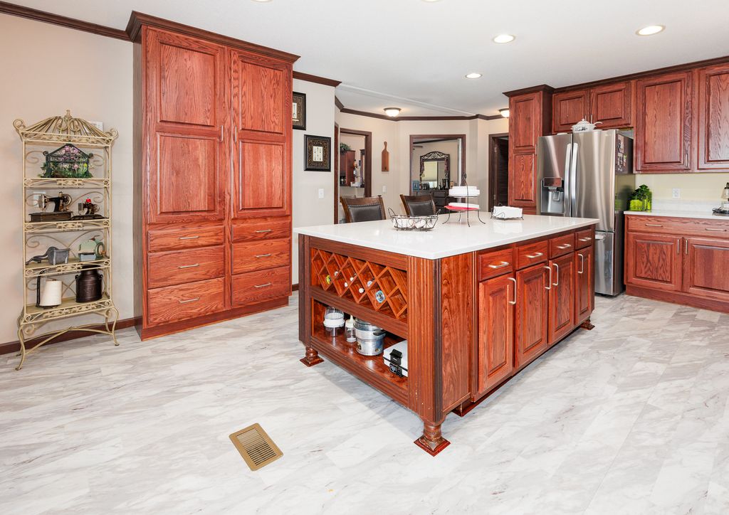 Image 9 of property listing at 508 INDIANA Avenue, Salem, IL 62881