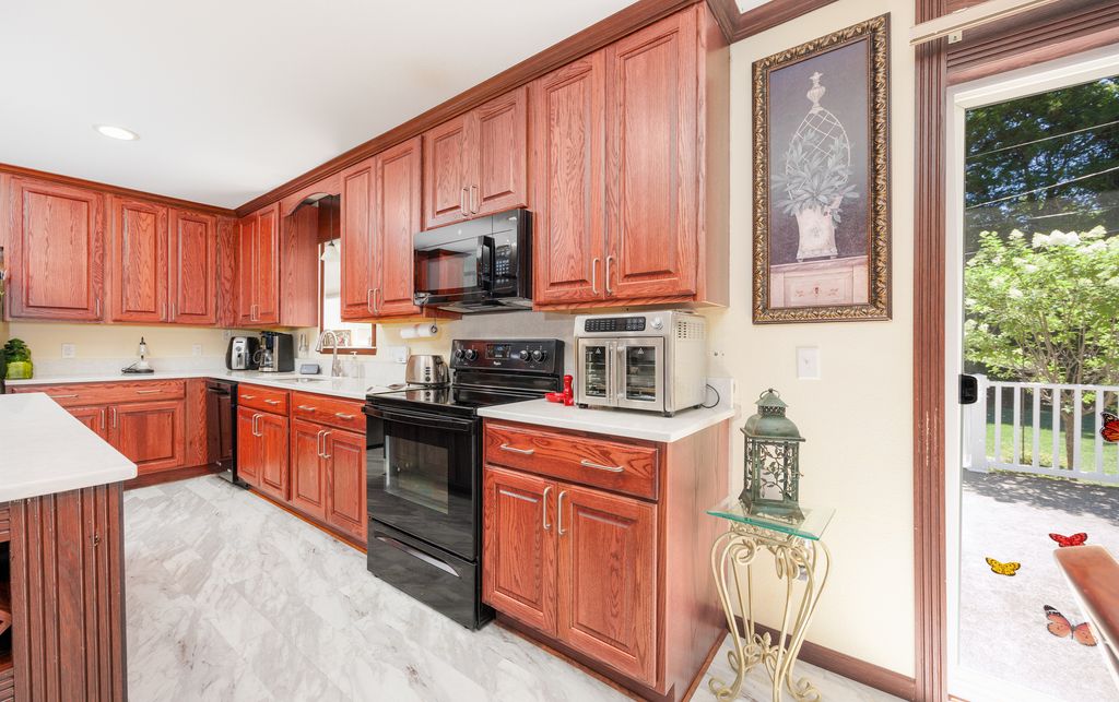 Image 10 of property listing at 508 INDIANA Avenue, Salem, IL 62881