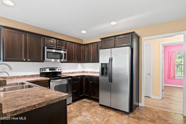 512 SW Southwest Ridge Drive, Richlands, NC 28574