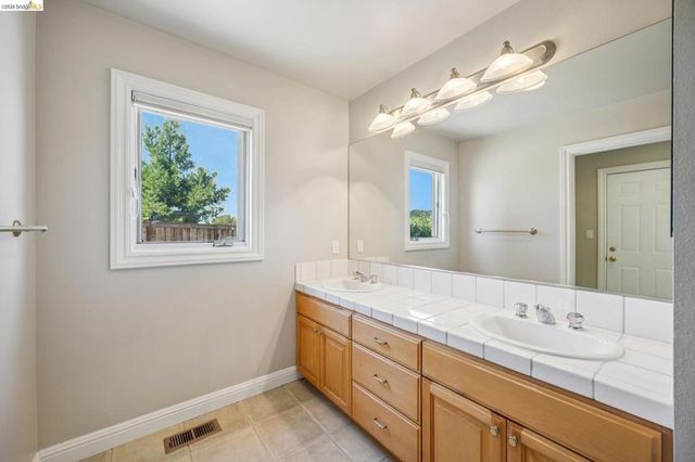 1920 Joseph Dr, Moraga, CA 94556