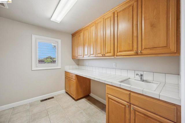 1920 Joseph Dr, Moraga, CA 94556