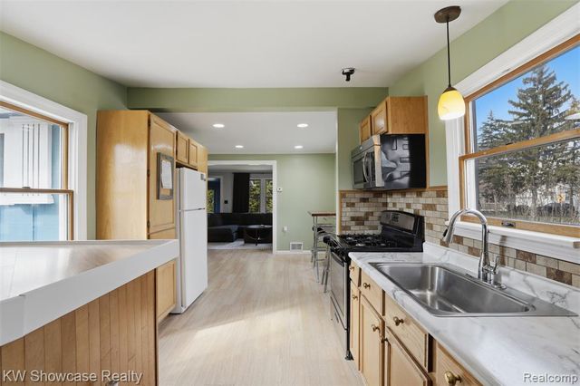 3503 Watkins Lake Road, Waterford, MI 48328