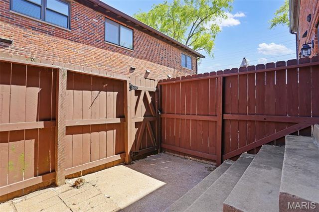 7965 Royal Arms Court, St Louis, MO 63123