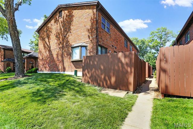7965 Royal Arms Court, St Louis, MO 63123