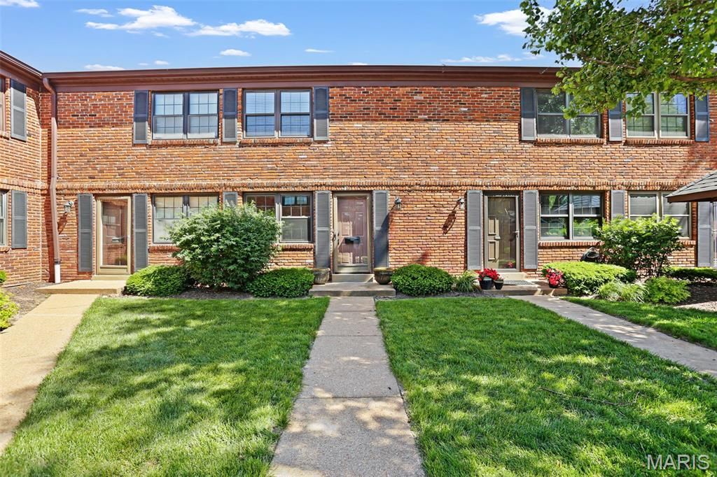 7965 Royal Arms Court, St Louis, MO 63123