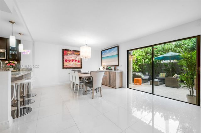 7075 SW 67th Avenue 14, South Miami, FL 33143