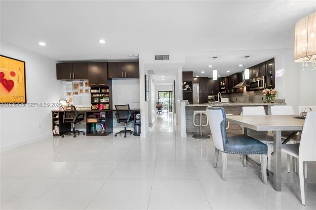 7075 SW 67th Avenue 14, South Miami, FL 33143