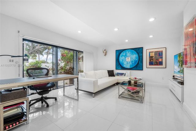 7075 SW 67th Avenue 14, South Miami, FL 33143