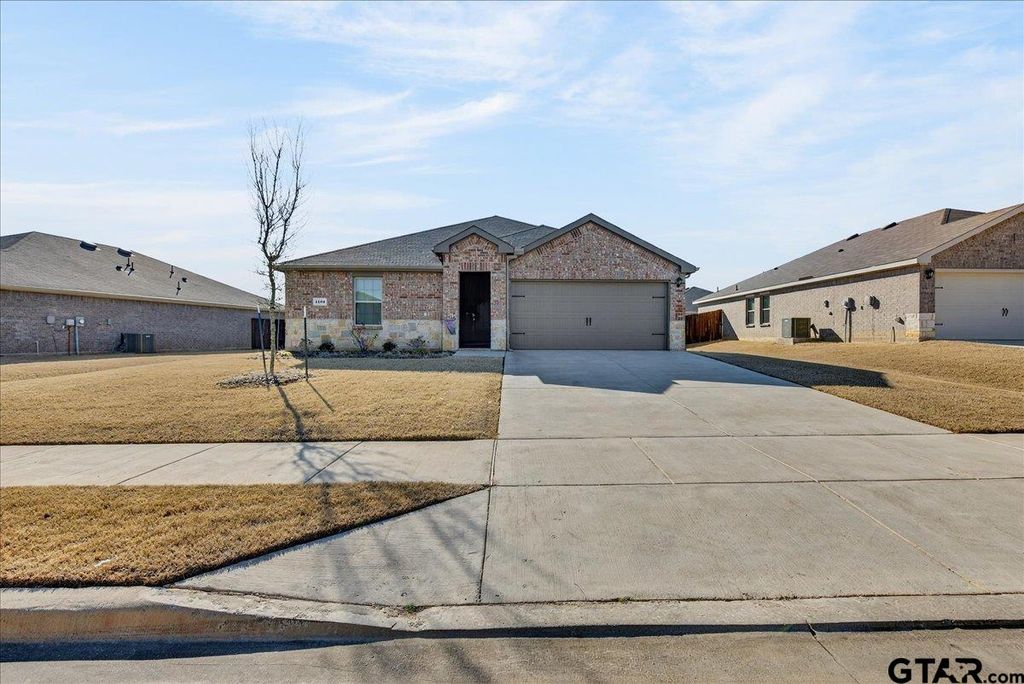 1203 Hidden Valley Dr, Chandler, TX 75758