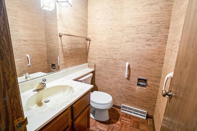 8 Pinewood COURT, Wind Point, WI 53402