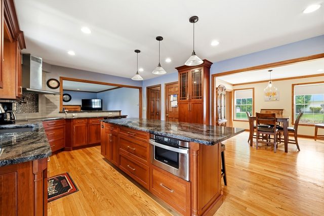 2 Christopher Cir, Wilbraham, MA 01095