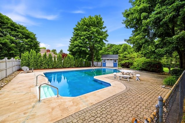 2 Christopher Cir, Wilbraham, MA 01095