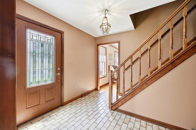 2 Christopher Cir, Wilbraham, MA 01095