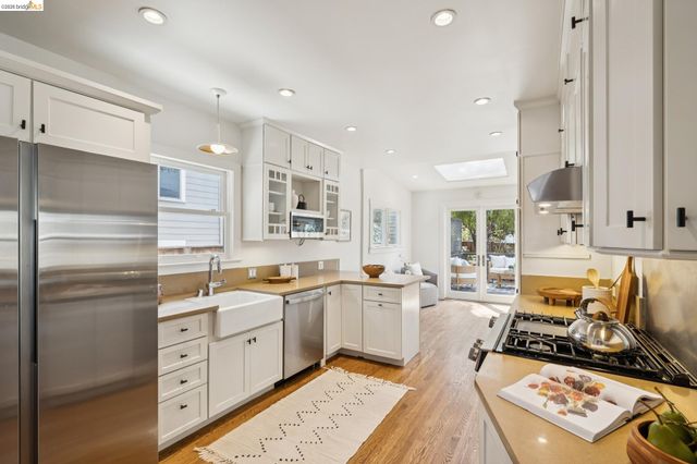 915 63Rd St, Oakland, CA 94608