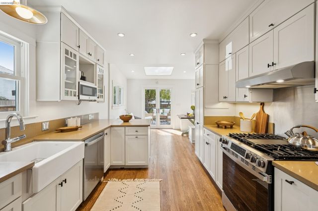 915 63Rd St, Oakland, CA 94608