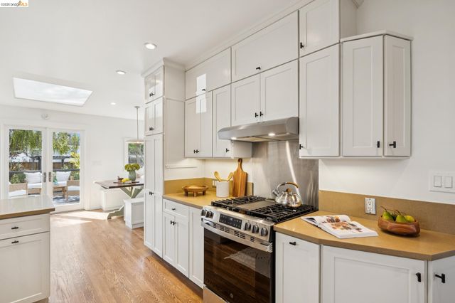 915 63Rd St, Oakland, CA 94608
