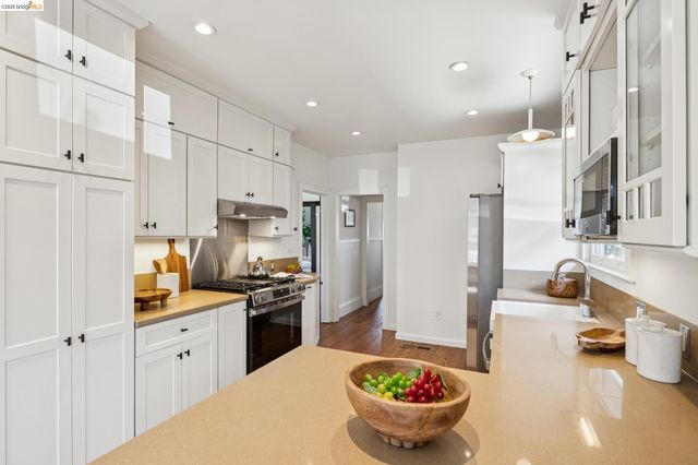 915 63Rd St, Oakland, CA 94608