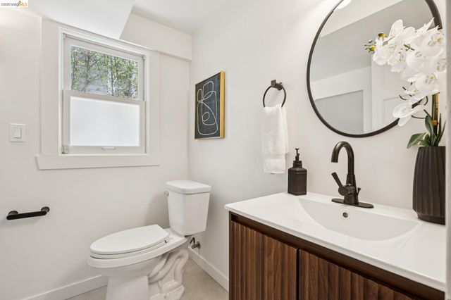 915 63Rd St, Oakland, CA 94608