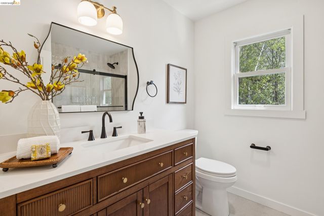 915 63Rd St, Oakland, CA 94608