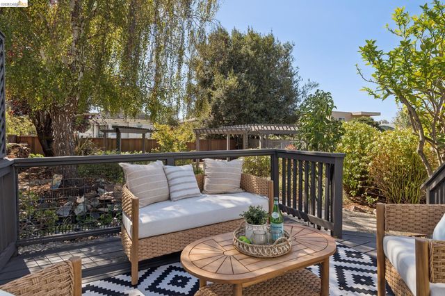 915 63Rd St, Oakland, CA 94608