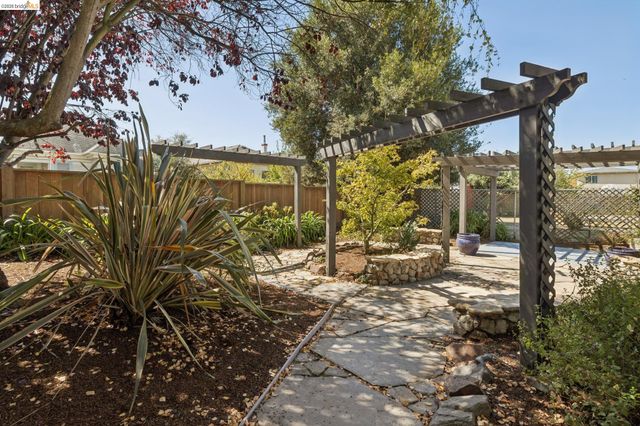 915 63Rd St, Oakland, CA 94608