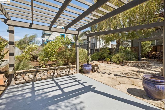 915 63Rd St, Oakland, CA 94608