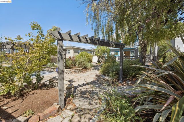915 63Rd St, Oakland, CA 94608
