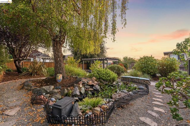 915 63Rd St, Oakland, CA 94608