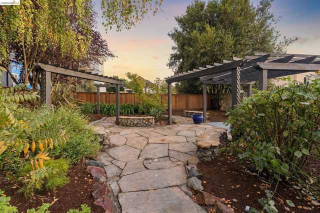 915 63Rd St, Oakland, CA 94608