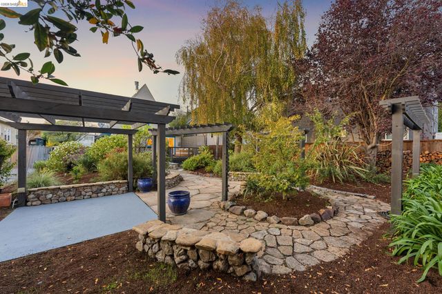 915 63Rd St, Oakland, CA 94608