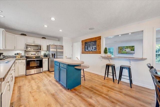 1211 Pats DR, Moneta, VA 24121
