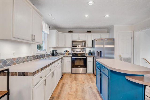 1211 Pats DR, Moneta, VA 24121