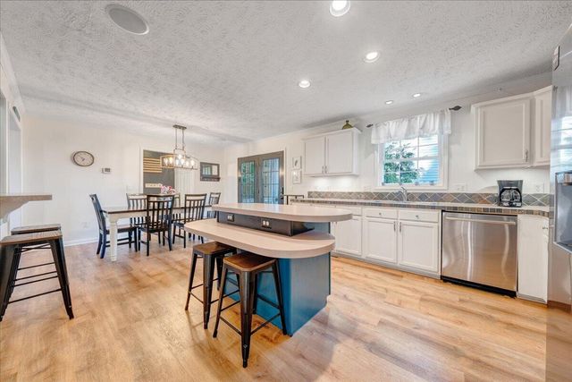 1211 Pats DR, Moneta, VA 24121