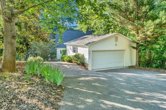 1211 Pats DR, Moneta, VA 24121