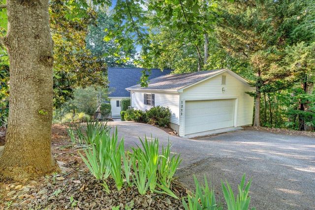 1211 Pats DR, Moneta, VA 24121