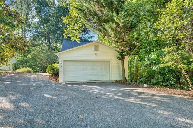 1211 Pats DR, Moneta, VA 24121