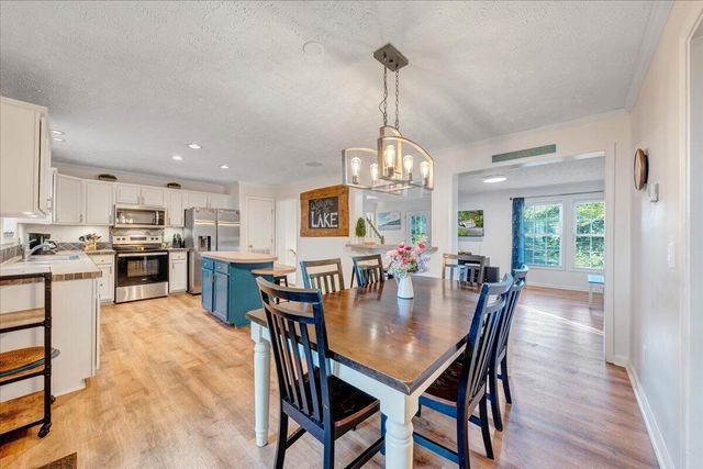 1211 Pats DR, Moneta, VA 24121