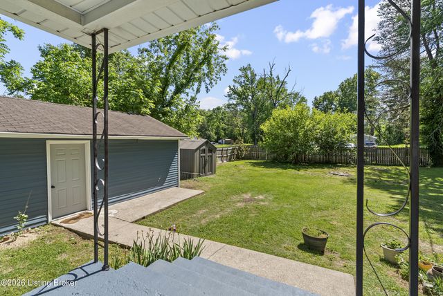 247 Walnut St, Lebanon Junction, KY 40150