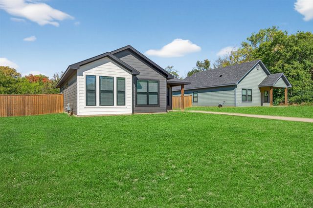 1425 S 7th Avenue, Denison, TX 75021