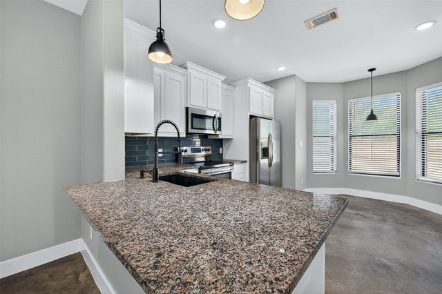 1425 S 7th Avenue, Denison, TX 75021