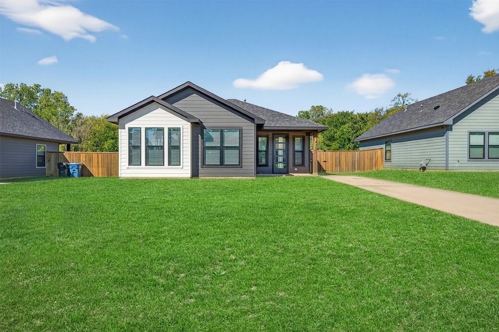 1425 S 7th Avenue, Denison, TX 75021