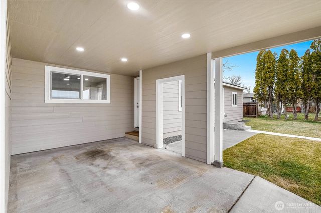 3120 W Lakeside Drive, Moses Lake, WA 98837