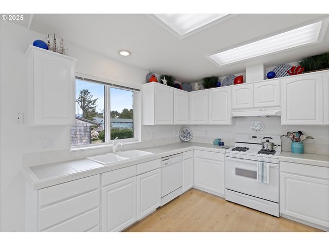 2865 Nw NEPTUNE Ave, Lincoln City, OR 97367