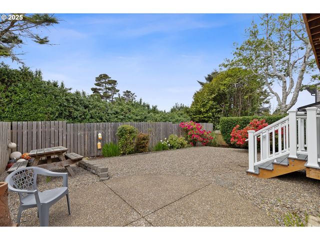 2865 Nw NEPTUNE Ave, Lincoln City, OR 97367